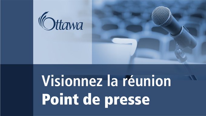 Image d’une photo d’un microphone et de sièges d’un auditorium sur fond bleu. En avant-plan se trouve une zone de texte bleue dans laquelle il est écrit en blanc : Visionnez la réunion Point de presse. 