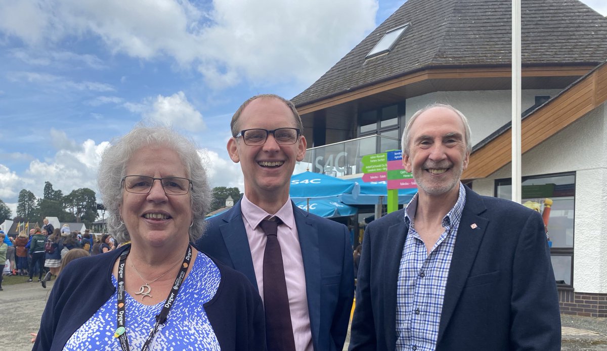 Pleased to meet with @ElizabethTreas2 and @CVOCymru at the @royalwelshshow to discuss Bovine TB in Wales. Click here to see what colleagues at @aberuni have been working on youtu.be/N9GaPG6uc5E. @WelshGovernment @HEFCW @wefowales #EUFundsCymru @CVOCymru