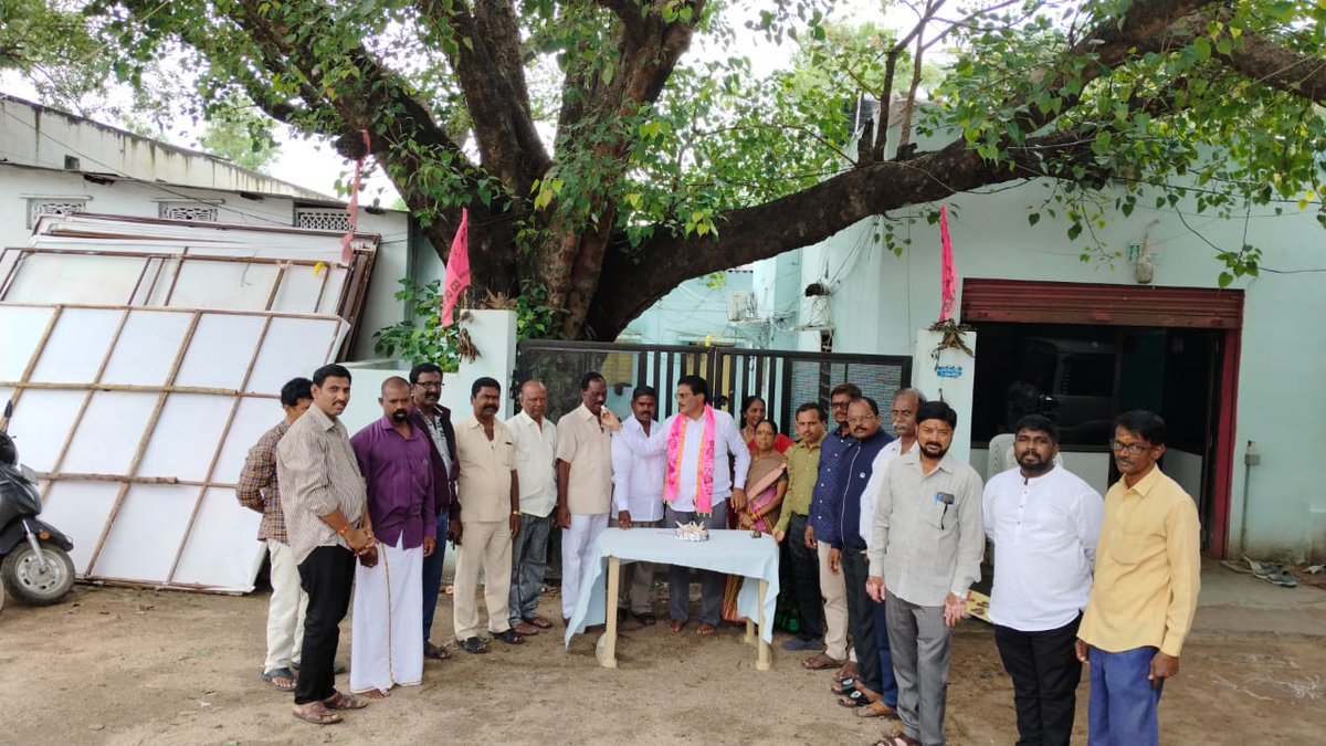 PSK_TRS's tweet photo. Birthday celebrations of @KTRBRS Anna at BRS Party Office Lalbazar Ward-7.
#BirthdayCelebrations 
#inspiration https://t.co/VFD93RtIFR
