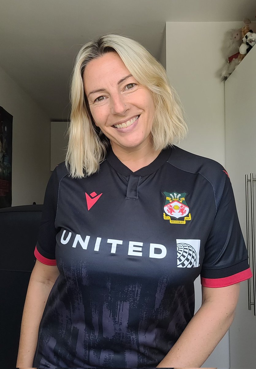 Lijoh1's tweet image. Wasn't gonna bother this year, but couldn't resist the black &amp;amp; red 😍 @Wrexham_AFC #WrexhamAFC #FootballShirt #ThirdKit #Macron