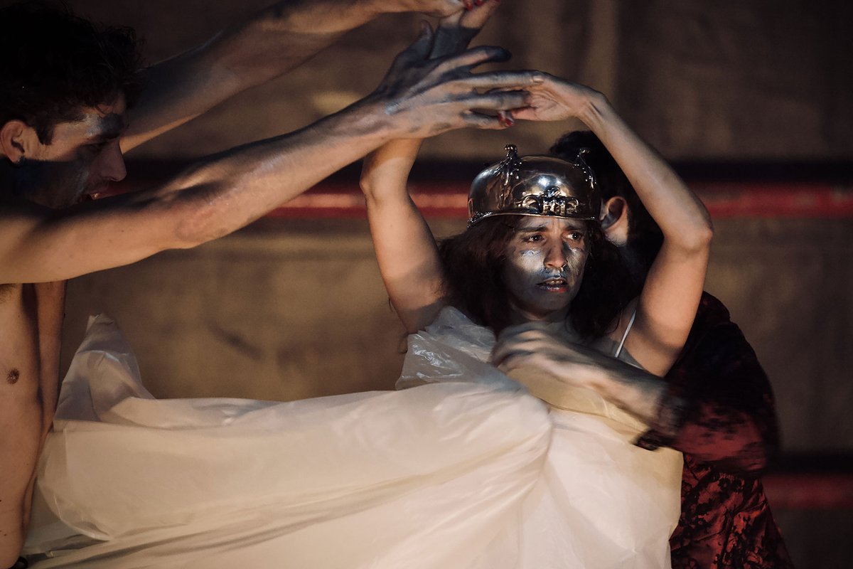 [critique] de <a href="/fanny_imbert/">Fanny Imbert</a> Yvonne, une incandescente adaptation de la Princesse de Bourgogne urlz.fr/mPZ4 Pour sa première création, présentée à La Factory, la compagnie Brûler Détruire s’attaque avec audace au chef-d’oeuvre de Witold Gombrowicz. Derrière des airs de