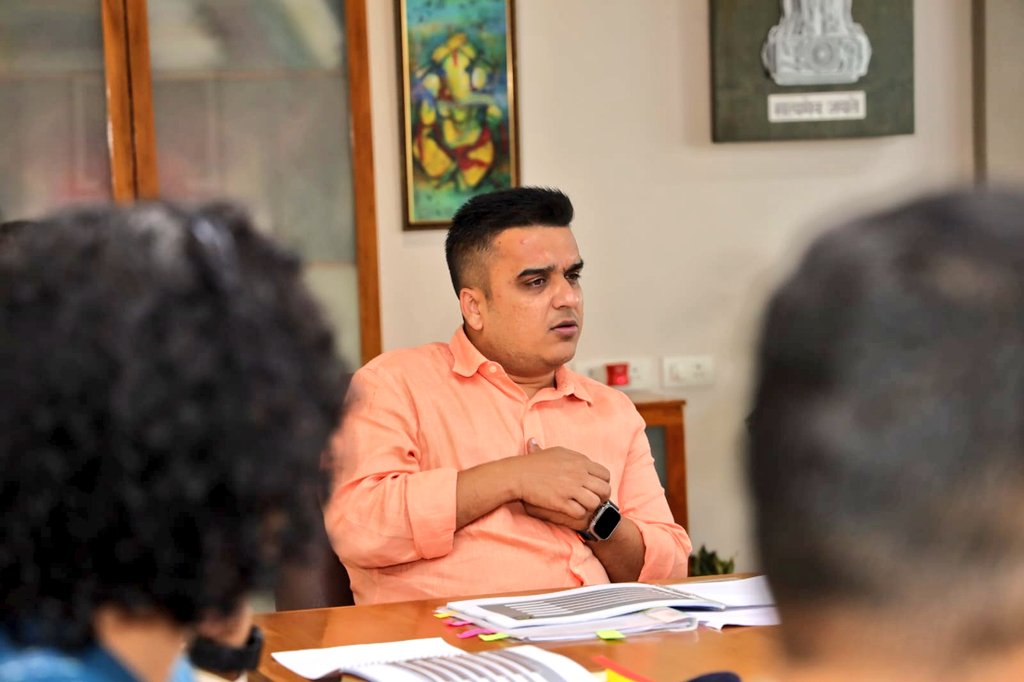 sanghaviharsh's tweet photo. A round of marathon meetings went well.

Discussed about various ongoing topics with the senior police officials. https://t.co/fCDSXNoQoB