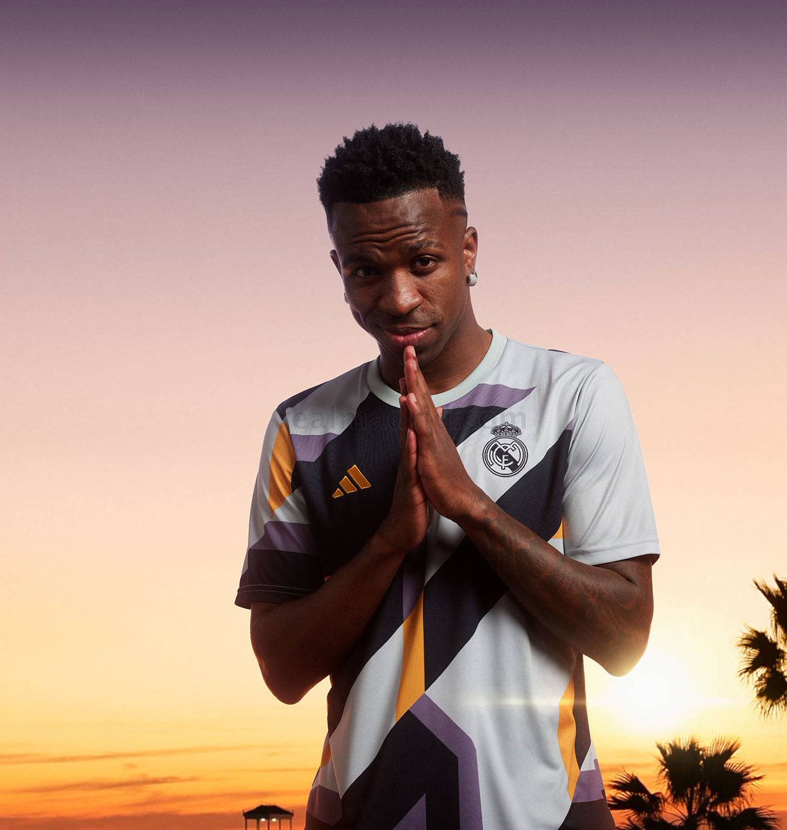 Voy a sortear la camiseta entrenamiento del Real Madrid porque está guapísima, joder.

- RT este tuit.
- Seguir a <a href="/Ctinfo_17/">Ctinfo_17</a> 
- A mí no me hace falta. Me la suda. Block.

Anuncio ganador el jueves a las 23:00.