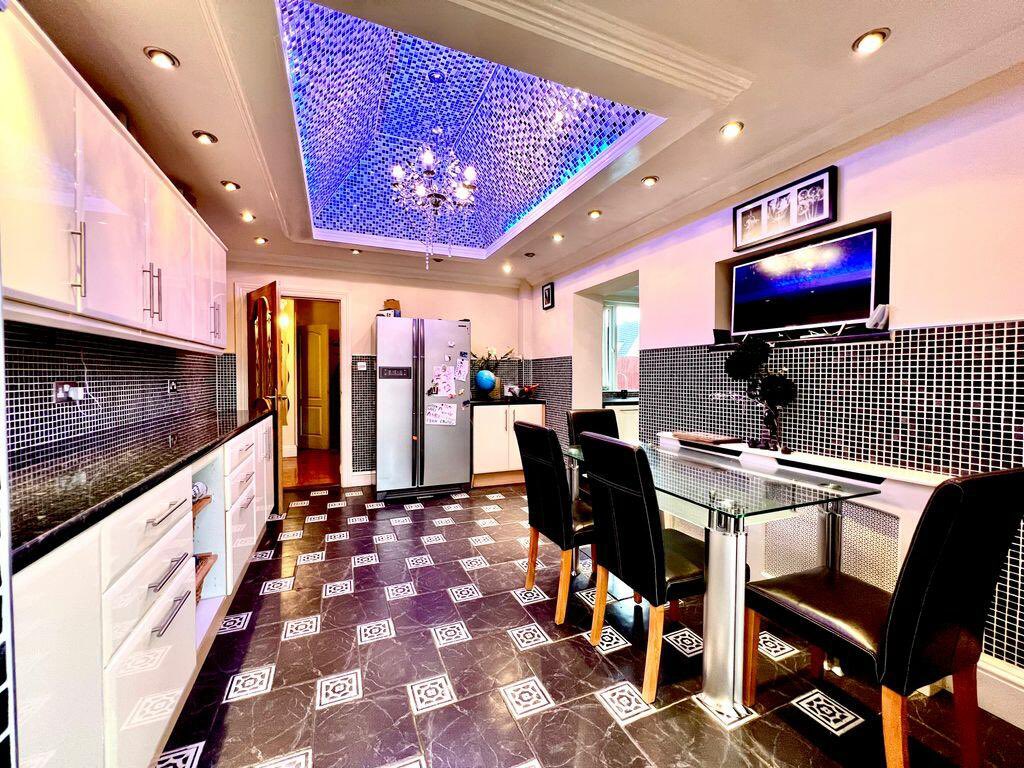 OnRightmove's tweet image. Too jazzy? 

#pooltiles #rightmove #wrongmove #homesweethome
