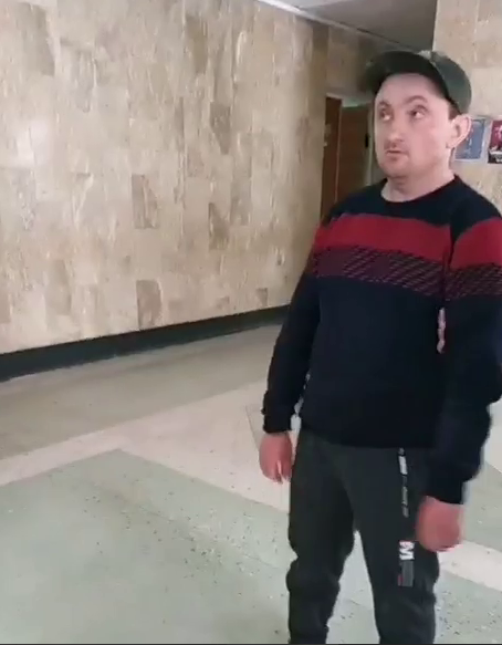 У Чернівцях інваліду дитинства принесли повістку і він, як законослухняний громадянин, у супроводі матері прийшов до військкомату.

Який же був шок його матері (сам хлопець мало усвідомлює, що відбувається), коли лікарська комісія визнала його придатним до військової служби.