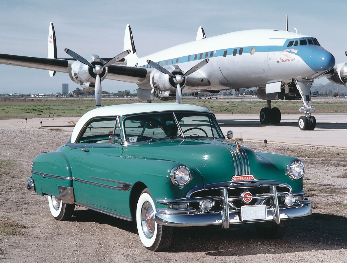 The last use of the 1949-vintage GM “A” body was in 1952. Pontiac’s Super DeLuxe Catalina came in a choice—or mix—of light Seamist Green and darker Belfast Green. Complementary Super DeLuxe interiors reflected the year's new paint colors. #pontiac #pontiaccatalina