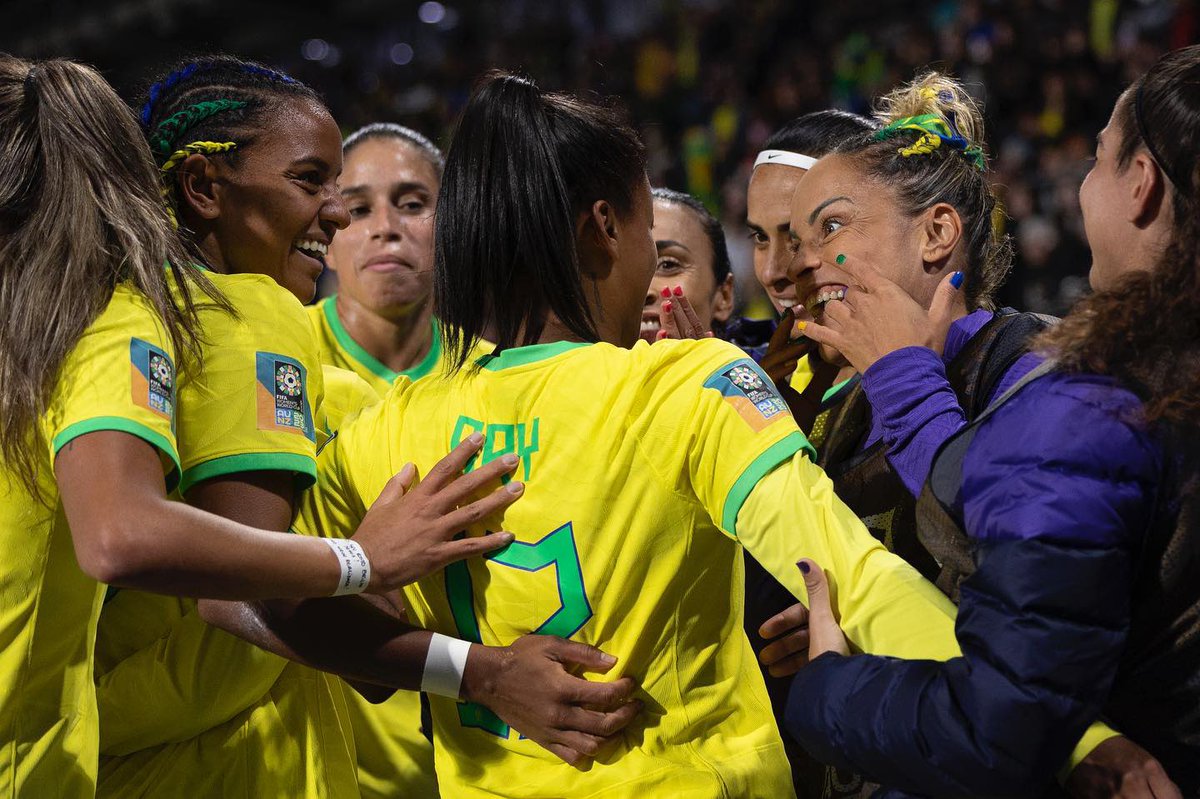 RobertaCairesba's tweet photo. Que estreia incrível da nossa @selecaofeminina na #CopaDoMundoFeminina2023! 🇧🇷⚽️ Uma vitória emocionante que mostra a força e o talento das nossas jogadoras. Vamos com tudo, meninas! #FutebolFeminino #VaiBrasil https://t.co/FUBUfaPGLl