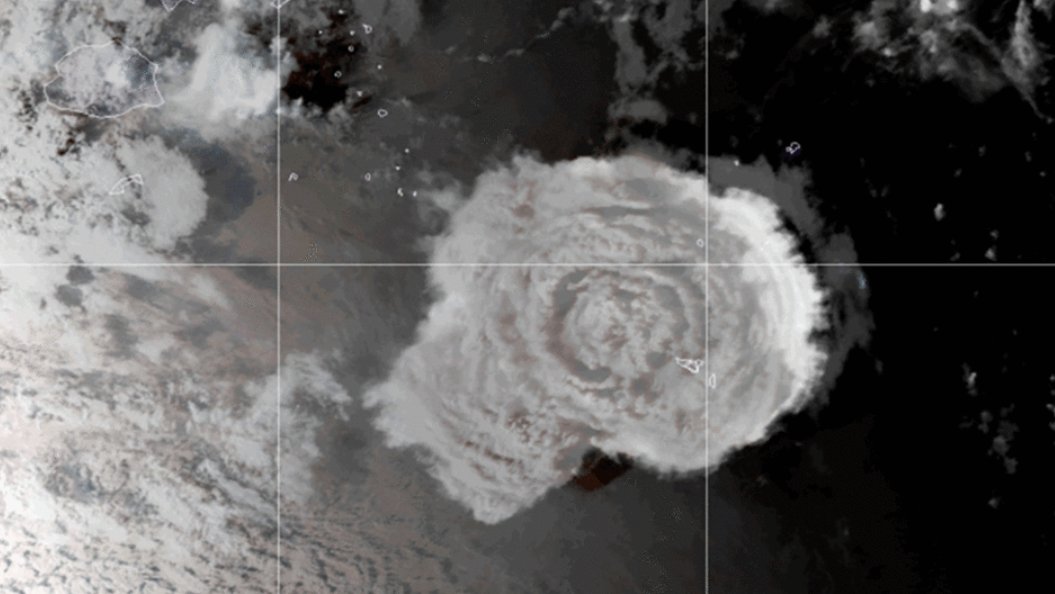 De enorme onderwater vulkaan uitbarsting van Hunga Tonga kan wel eens de oorzaak zijn van extra opwarming, vanwege de uitstoot van 150 miljoen ton waterdamp in de stratosfeer. Waterdamp is een sterk broeikasgas, groter dan CO2.
Bron : NASA en studie in Geophysical Research…