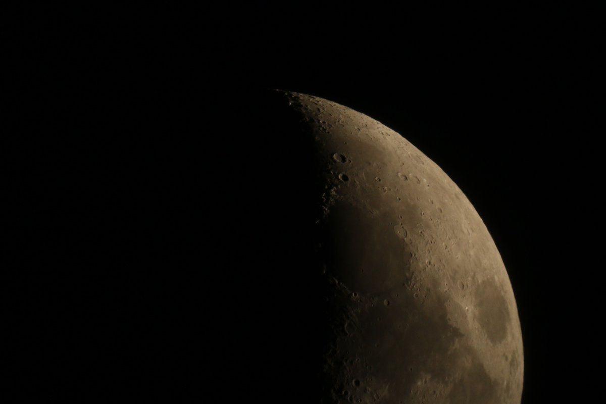 hosi_tori_ga's tweet image. 今宵の月を2倍バローレンズで拡大した月
　気流が好くなかったのかピントがシャープではない感じ。
＃同じ月を見ている
＃DOB８GOTO
＃２BL
＃CanonEos70D