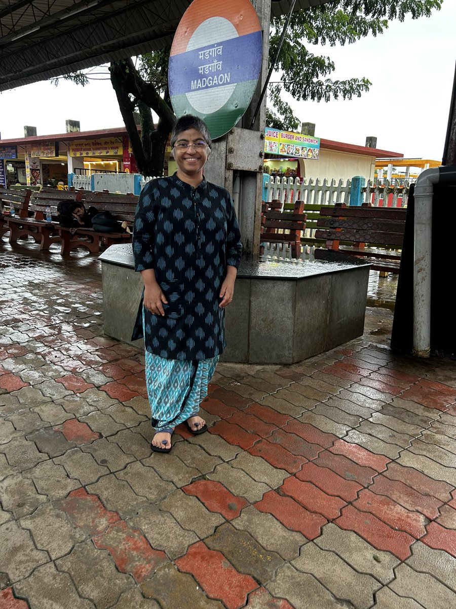 sunita_krishnan's tweet photo. @DrPramodPSawant absolutely impressed with the amenities provided at #MadgaonRailwayStation with a #ExcecutiveLounge #Spa and #FoodCourt, not to miss the #MobileShop, #ClothesShop and the #Footwear shop! One would love to sit in this station for hours together! https://t.co/2l6KY4aGAv
