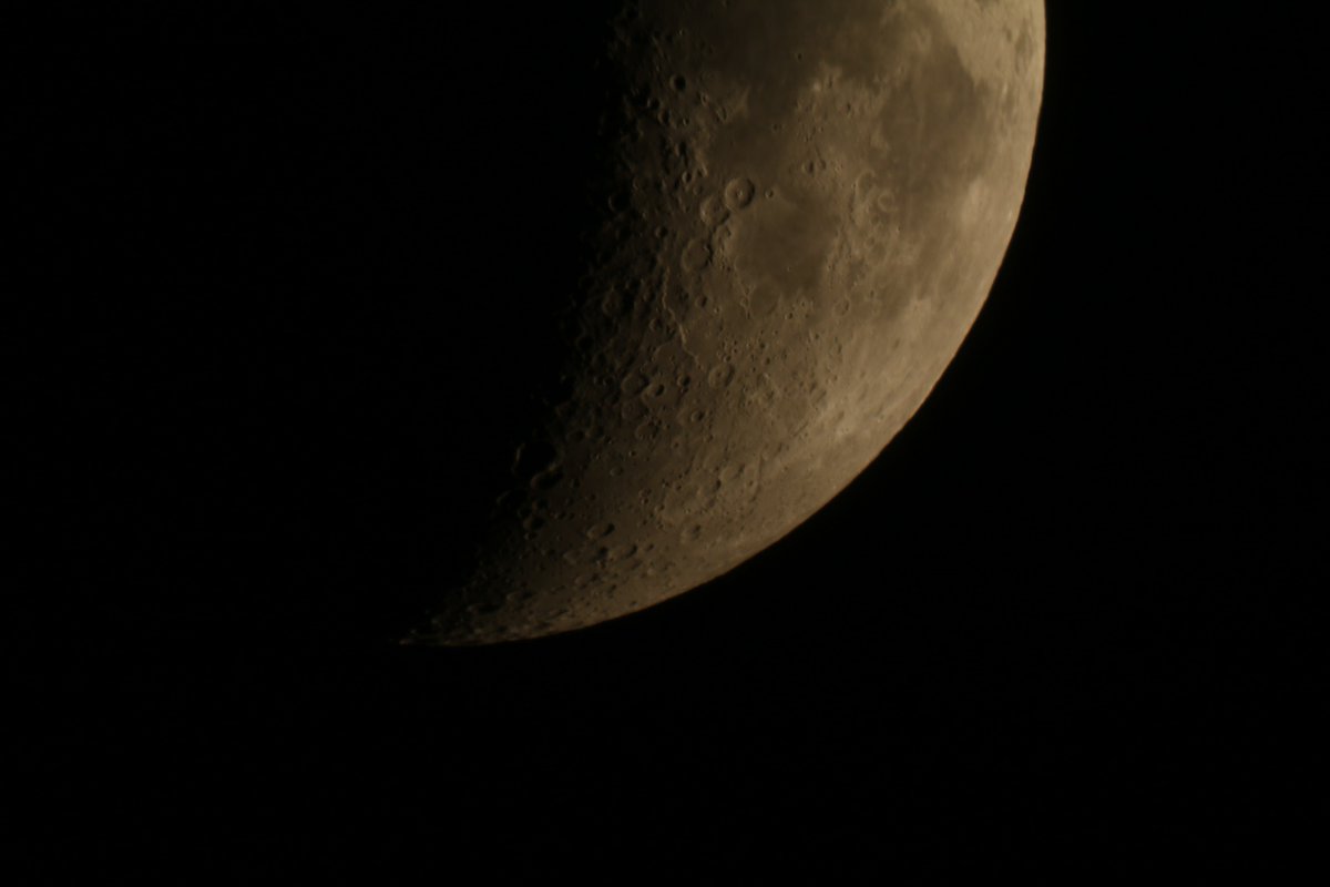 hosi_tori_ga's tweet image. 今宵の月を2倍バローレンズで拡大した月
　気流が好くなかったのかピントがシャープではない感じ。
＃同じ月を見ている
＃DOB８GOTO
＃２BL
＃CanonEos70D