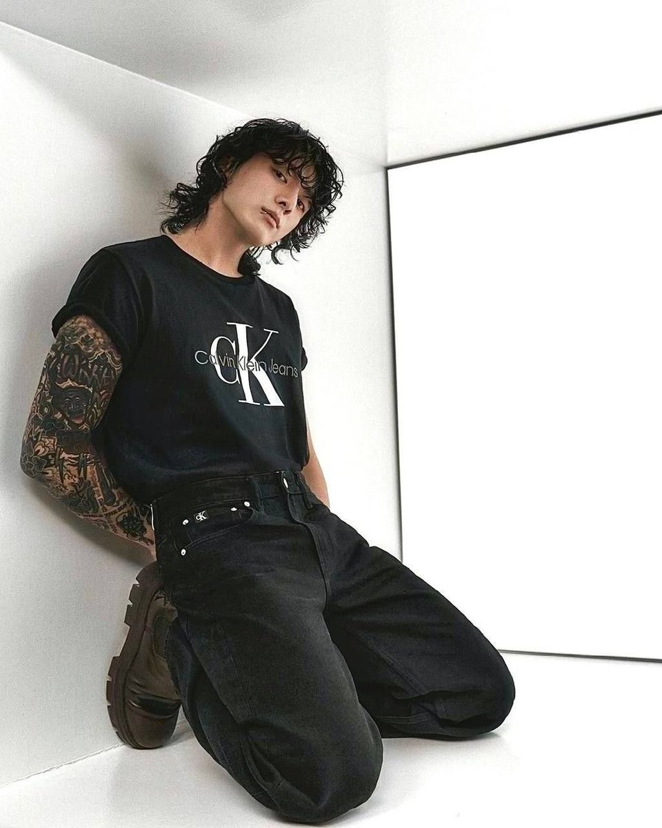 kiss_seven7's tweet photo. opto por outfits completamente negros. Además, no digo esto porque sea un embajador (risas), pero realmente me gusta Calvin Klein." https://t.co/MOvYafmyX4