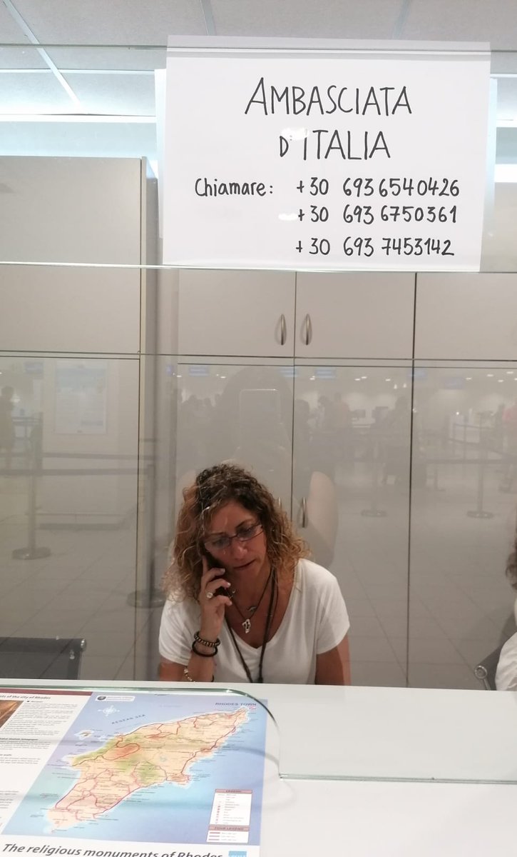 L'Ambasciata d'Italia ad Atene ha allestito un help desk a #Rodi all'aeroporto, ingresso 7 delle Partenze. Numeri di emergenza:+306936540426, +306936750361, +306937453142. Parte della squadra sta visitando le strutture alberghiere per dare indicazioni e assistenza ai connazionali
