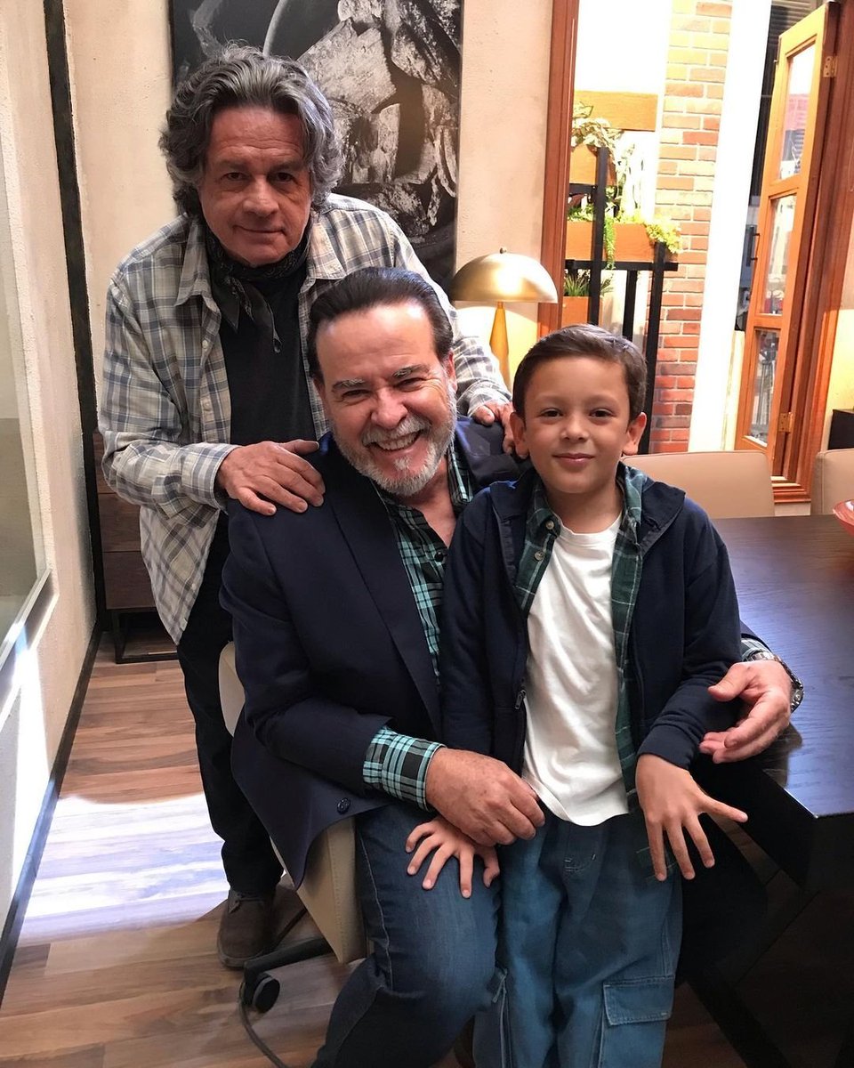 #Repost @andres_ruanova
¡Soy el más afortunado por poder compartir proyecto y escenas con estos actorazos! Además son súper divertidos 💙 Alejandro Camacho y Cesar Evora 😱 Solo con verlos actuar me emociono mucho 🥹🫶🎬 Nico con su abuelo el “Tigre” y el abuelingo Ignacio.