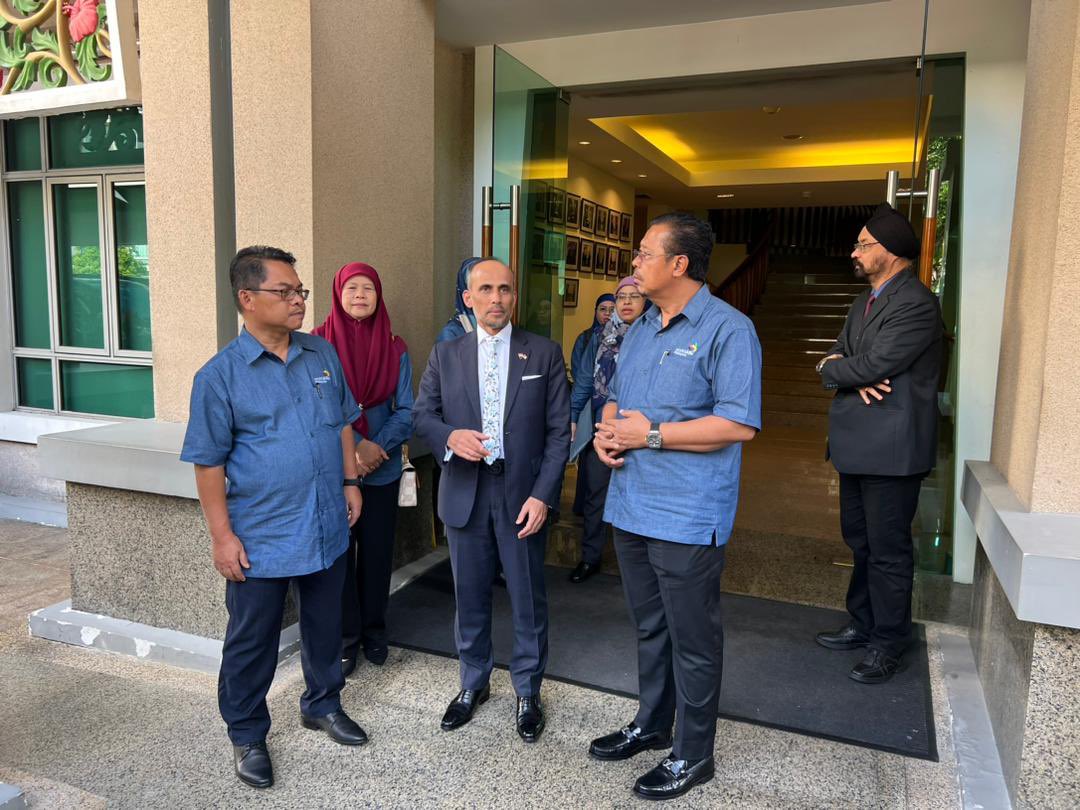 DSARMOfficial's tweet photo. dibincangkan pada perjumpaan ini.
TYT Dato' Dr. Azfar yang merupakan orang Pahang juga sebelum ini telah berkhidmat di Paris, France dan kini berada di Singapura.(2/2)
#DSARM
#rahmanmohamad
#ybaman
#tokman https://t.co/iC6opcljMg
