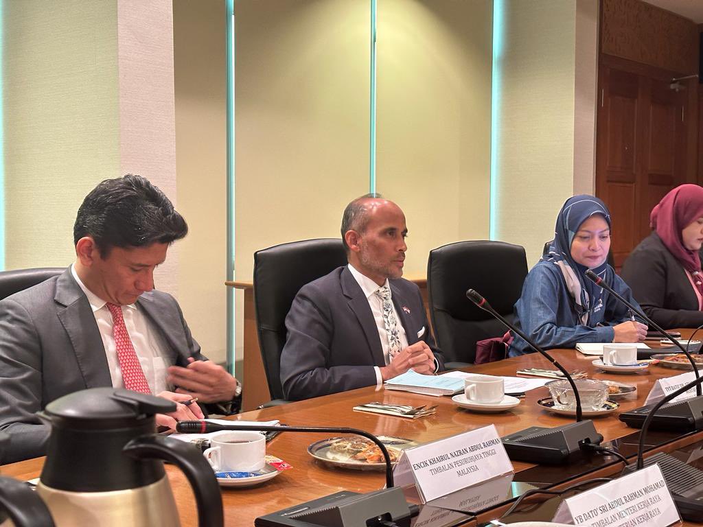 DSARMOfficial's tweet photo. dibincangkan pada perjumpaan ini.
TYT Dato' Dr. Azfar yang merupakan orang Pahang juga sebelum ini telah berkhidmat di Paris, France dan kini berada di Singapura.(2/2)
#DSARM
#rahmanmohamad
#ybaman
#tokman https://t.co/iC6opcljMg