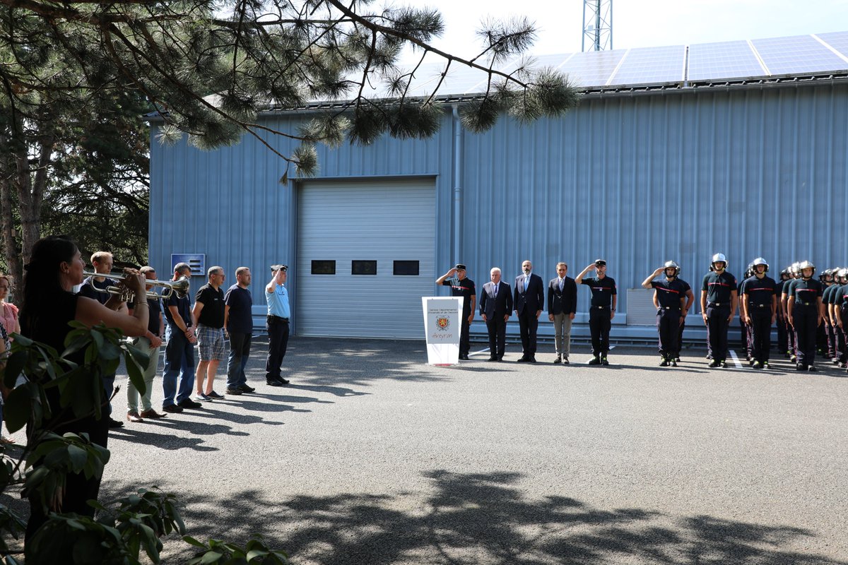 Prefet12's tweet photo. Le préfet participait à la cérémonie organisée au SDIS en hommage à la Caporale Manon Labarre, 19 ans, sapeur-pompier volontaire décédée le 15 juillet lors d'une intervention à Saint-Désiré (Allier).
#courageetdevouement #sdis12 #sapeurspompiers #HommageNational #engagement https://t.co/6YNg1dkTxA