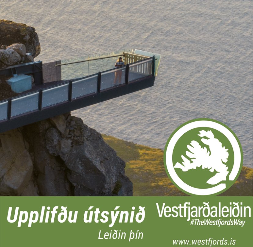 Strangheiðarleg auglýsing af útsýnispallinum í Bolungarvík. Þar sést mölbrotið glerið á endanum sem hefur verið byrgt með einhvers konar grindverki úr Húsasmiðjunni.