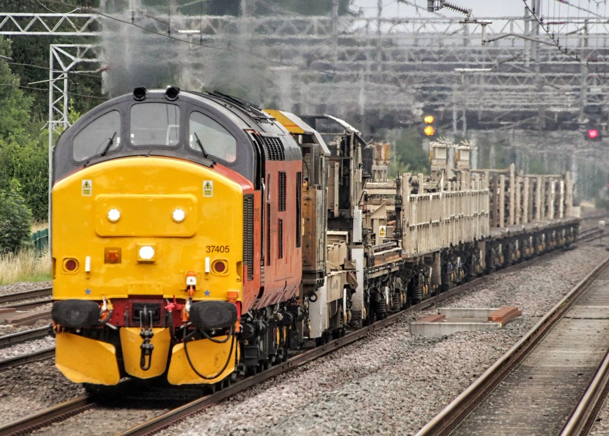 37405 powers away from a reverse at Rugby goods loop with 6Z66 Bescot Up Engineers Sidings to Bescot Up Engineers Sidings at Cathiron. 
#class37
#colasrail
flic.kr/p/2oRtpfp