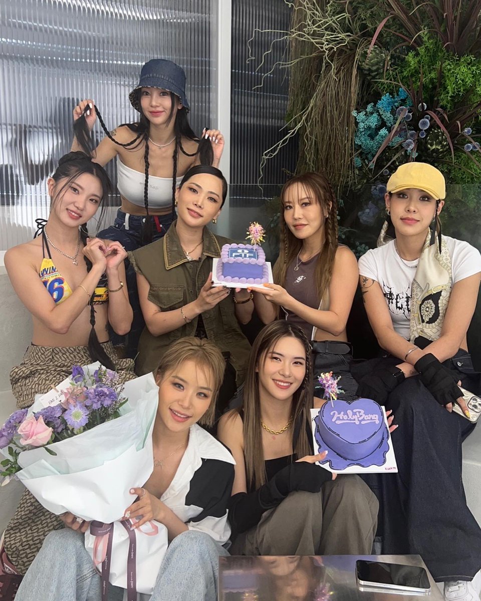 Loii_83's tweet photo. 완전체 홀리뱅 너무 보기좋다💜 https://t.co/EuLYjh5zmH