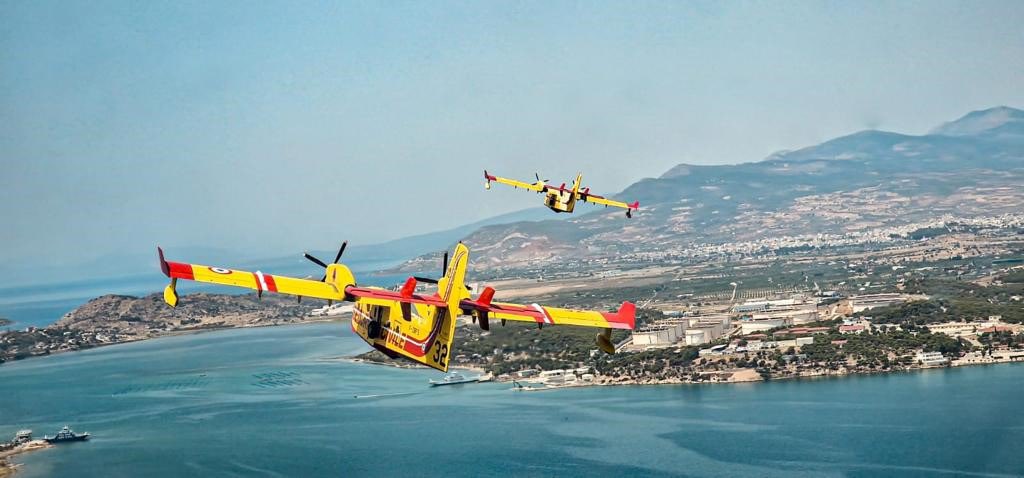 UEFrance's tweet photo. L'Europe est aux côtés de la Grèce 🇪🇺🇬🇷

👨‍🚒🚒 Pour aider à combattre les flammes qui ravagent le pays, nous avons déployé plus de 450 pompiers &amp; 7 avions de :

Bulgarie 🇧🇬
Chypre 🇨🇾
Croatie 🇭🇷
France 🇫🇷
Italie 🇮🇹
Malte 🇲🇹
Pologne 🇵🇱
Roumanie 🇷🇴
Slovaquie 🇸🇰

#EUSolidarity🤝 https://t.co/8fUeAvG7bX