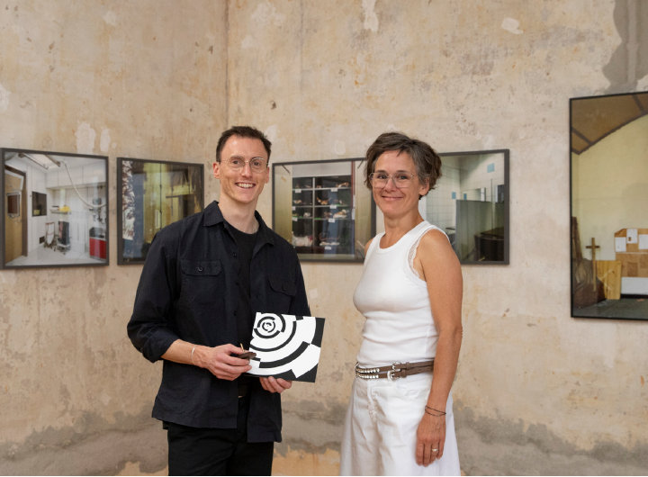 merck_de's tweet photo. Fabian Stransky gewinnt den Merck-Preis für Design! 🏆 Seine Diplomarbeit »Das Verhältnis. Über Macht.« im Bereich Kommunikationsdesign hat die Jury tief beeindruckt. Herzlichen Glückwunsch, Fabian! 🎉🎓 #MerckPreis #DesignAusgezeichnet #Kommunikationsdesign #TalentEntdeckt https://t.co/nZodn91OjY