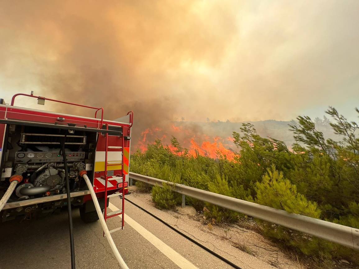 UEFrance's tweet photo. L'Europe est aux côtés de la Grèce 🇪🇺🇬🇷

👨‍🚒🚒 Pour aider à combattre les flammes qui ravagent le pays, nous avons déployé plus de 450 pompiers &amp; 7 avions de :

Bulgarie 🇧🇬
Chypre 🇨🇾
Croatie 🇭🇷
France 🇫🇷
Italie 🇮🇹
Malte 🇲🇹
Pologne 🇵🇱
Roumanie 🇷🇴
Slovaquie 🇸🇰

#EUSolidarity🤝 https://t.co/8fUeAvG7bX
