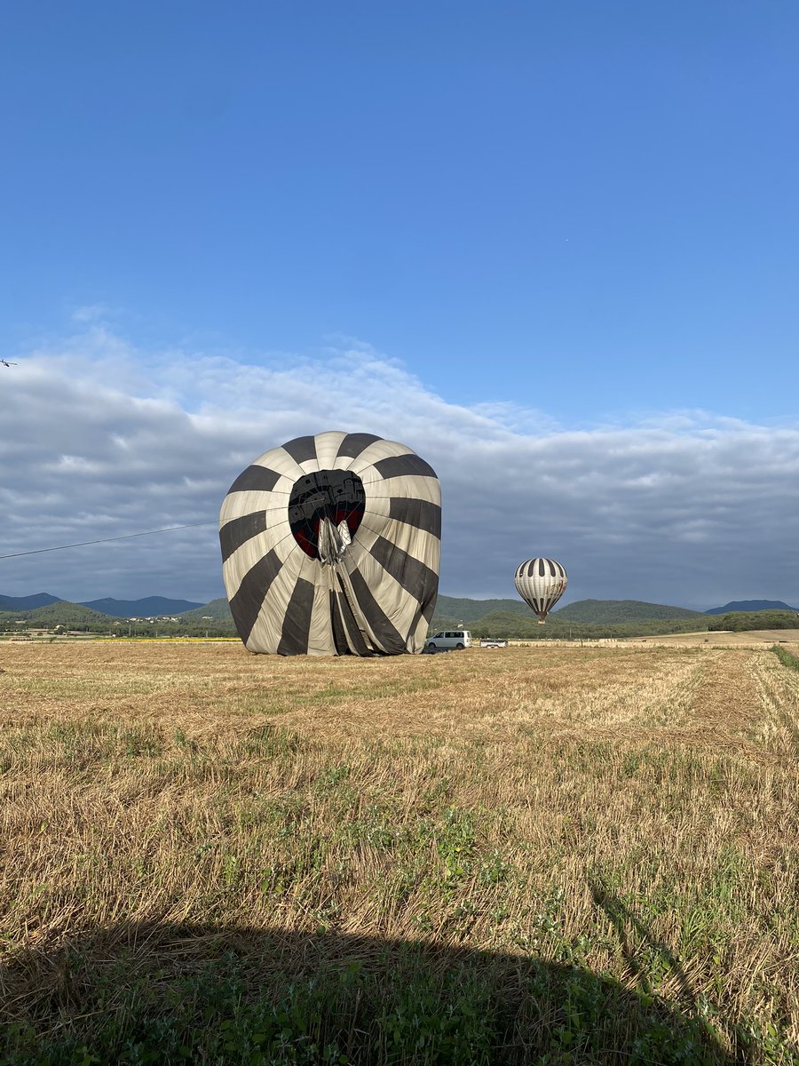 Voldecoloms's tweet photo. Un cop hem aterrat toca desinflar el globus. Ho podem fer obrint la part de dalt el globus perquè l'aire calent pugui marxar.
·
#globus #volenglobus #summer #turisme #aventura #quefer https://t.co/59dHuQjWk9