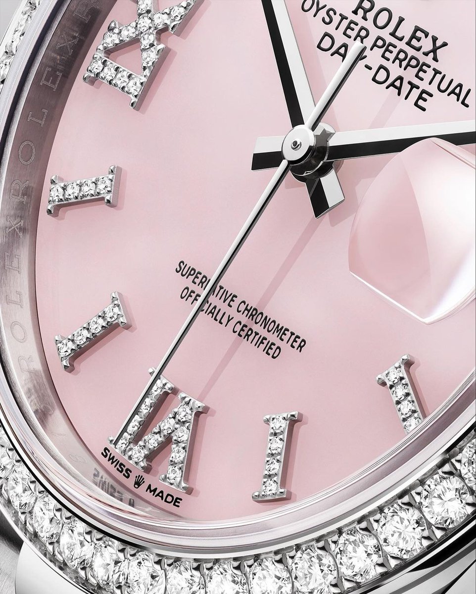 The dial of the Day-Date 36 features a disc of carefully chosen pink opal, hour markers in 18ct gold, set with 32 diamonds, and a Roman VI and IX in 18ct gold, set with 24 diamonds.

@rolex

#Rolex #DayDate #101031 #OfficialRolexRetailer #LaMinedOrWatches https://t.co/G71MXp2Ayi