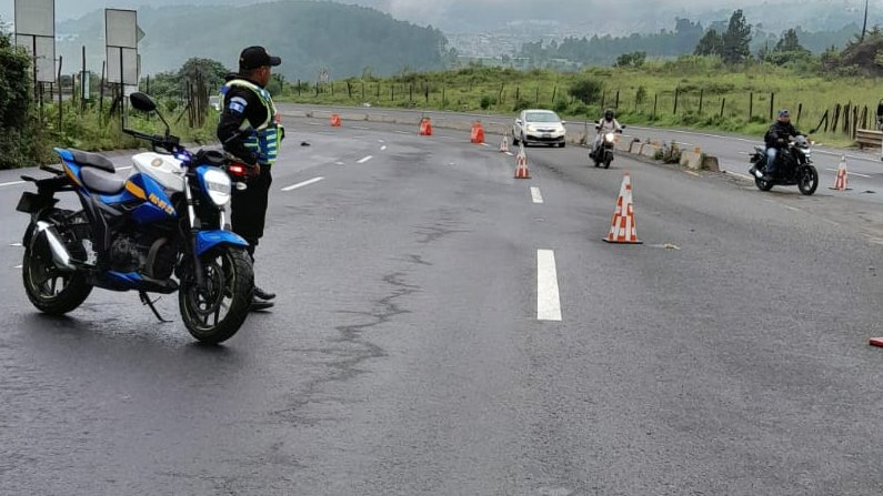 El Departamento de #TránsitoPNC mantiene presencia entre el kilómetro 59 y 61 del Libramiento de Chimaltenango, para regular el paso vial debido a un derrumbe que se registró el domingo en la madrugada.