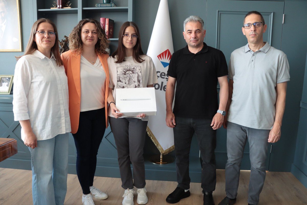 Lgs 2023’te 500 tam puanla Türkiye Birincisi olarak Galatasaray Lisesi’ne girmeye hak kazanıp Kırklareli Bahçeşehir Koleji’nde öğrenim görecek olan Sevgili Betül Çolak’a lise hayatında başarılar dileriz.