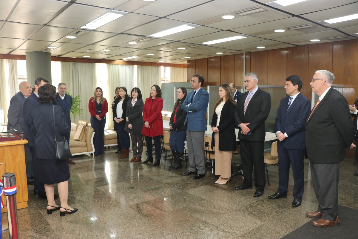 BCPCultural's tweet photo. La #BibliotecaBCP habilitó la sala Carlos A. Pedretti, en homenaje a una de las figuras más destacadas de la historia económica de Paraguay y considerado el creador del guaraní, que contó con la presencia de familiares del Dr. Pedretti y autoridades del BCP. https://t.co/gCdl8YwDio