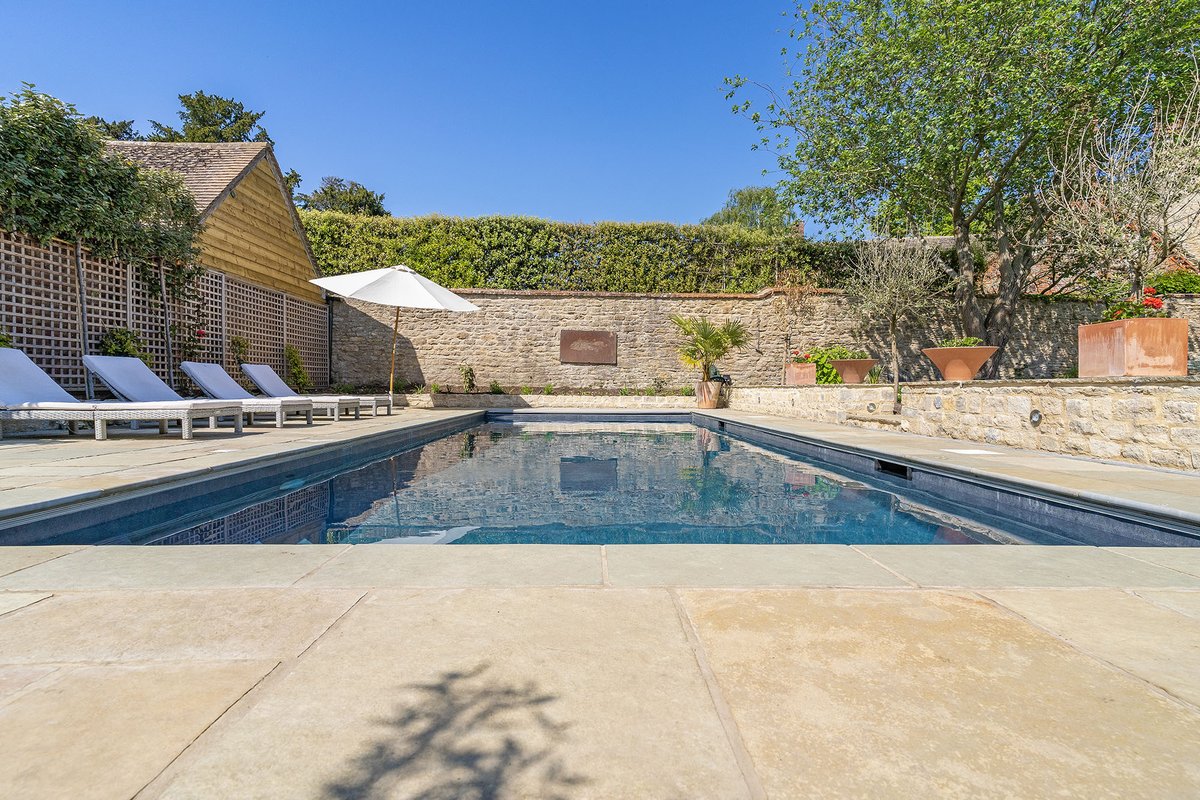 This project in #Oxfordshire used our Kota Brown #paving and #coping #stones to create an alluringly refined #pool area which perfectly complemented the traditional English rural setting.

You can find out more on our website here:
stoneworld.co.uk/projects/herit…