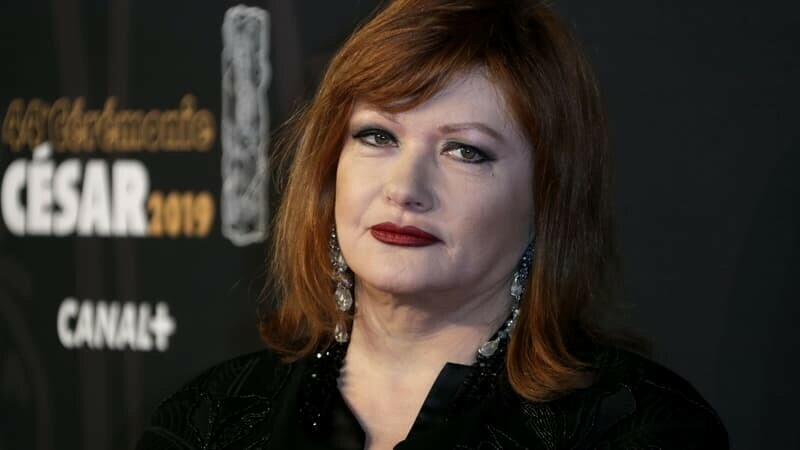BFMTV's tweet photo. La comédienne Catherine Jacob hospitalisée à Avignon, victime d'un "coup de fatigue" https://t.co/MFDDFMsOkq https://t.co/dfU25JmR9E