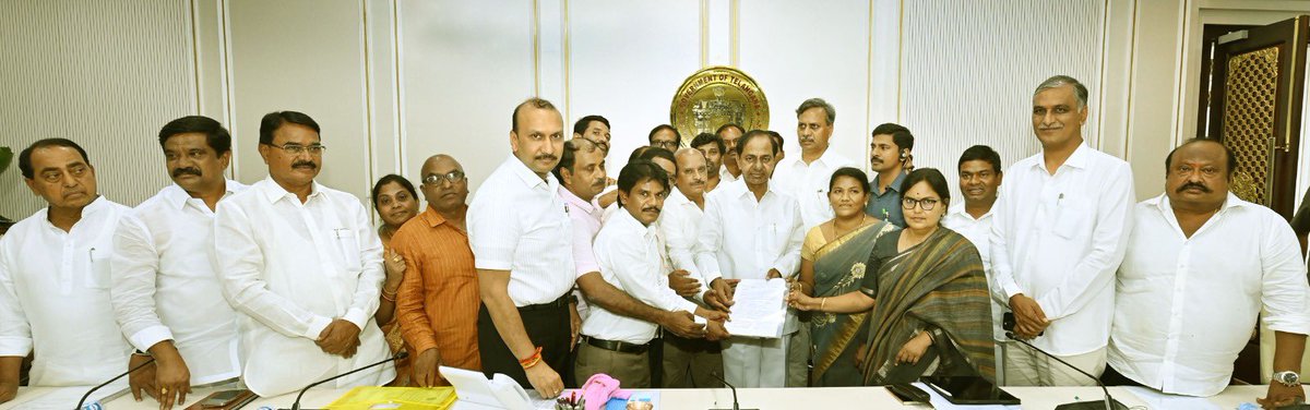 SouthSip's tweet photo. #Telangana Chief Minister #KCR handed over the copy of the Government Orders to make permanent of the services of VRAs with a fixed pay scale. The VRAs have been working as  Village Assistants for generations on contract basis with meagre salaries. https://t.co/NzzMc9ttx7