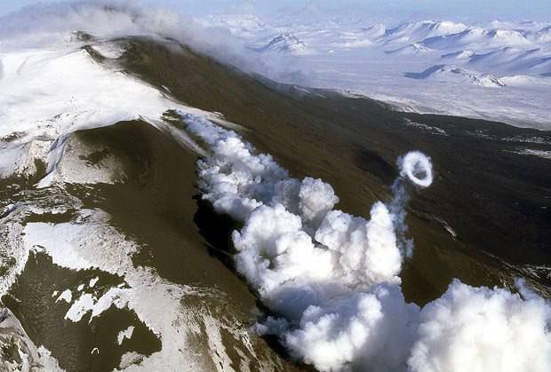 MilvaGauto's tweet photo. 🇮🇹🔥💨 Anelli di fumo emergono dal cratere del vulcano Etna in Sicilia, #Italia. (22 luglio 2023). #Fumarole #Argollas #Smoke #Rings #Climagram #Gunung #Volcano

 https://t.co/RmWM0x9GpO