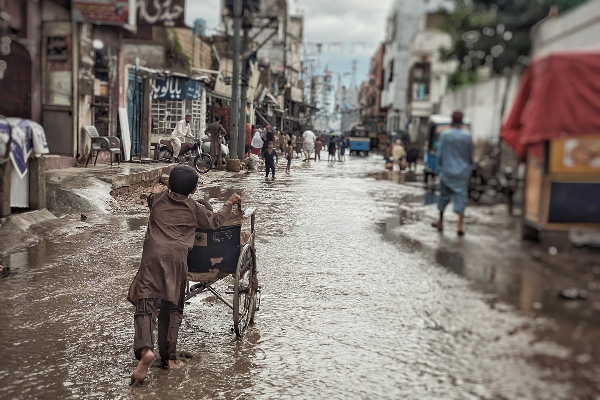 •ھَور زندے مِستاگ ئے•
.
.
.
.
.
.
.
.
.
.
#iphonepic #storytelling #rain #rainyday #wheelchair #naturalcolor #happiest #jaw_dropping_shotz  #streetphotography  #street #streetstorytelling #iglobal_photographers #composition #karachi #safaremahbalochistana