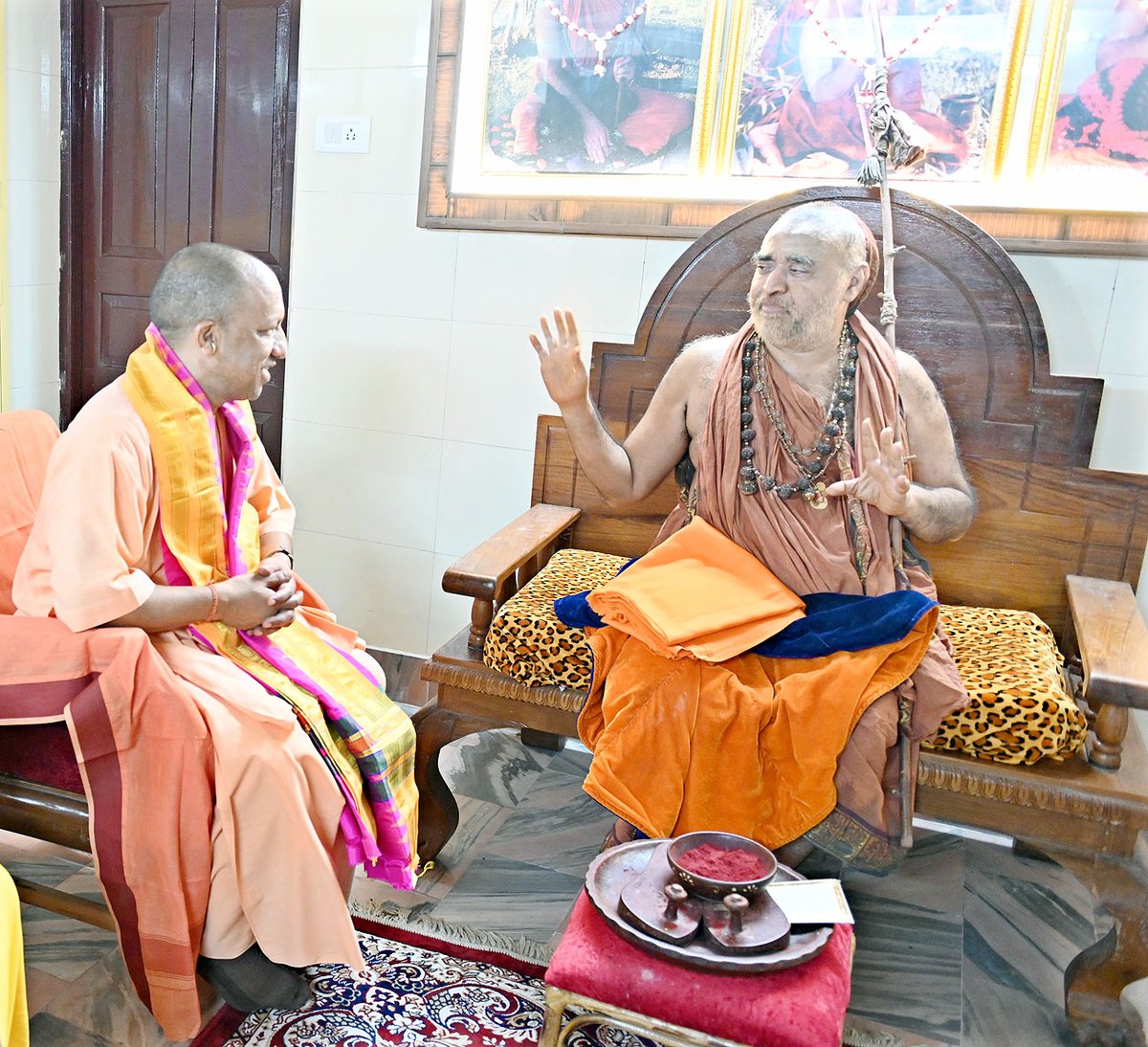 आज वाराणसी में जगद्गुरु श्री शंकर विजयेंद्र सरस्वती शंकराचार्य स्वामी जी, श्री कांची कामकोटि पीठम् का आत्मीय सान्निध्य प्राप्त हुआ।