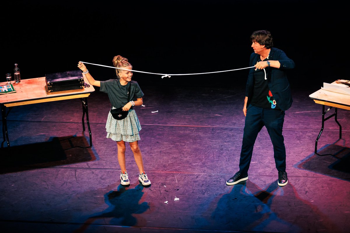 Steven Kazàn neemt je op zondag 3 september mee in de wereld van magie! 🔮

Met een show vol humor, interactie en magie zorgt hij voor onvergetelijke momenten voor de héle familie. En bovenal tovert hij een lach op het gezicht van ieder kind *𝗣𝗼𝗲𝗳* 🪄

📸 Christein van Hoffen