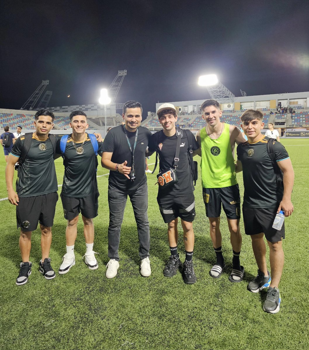 amparan's tweet photo. Victoria internacional de mi @atleticolapaz ante @RealSporting 2 goles por 0. 

No podía faltar el saludo y felicitación a los nuestros; Chicha, Chapito, Güacho y Benitez. Jonathan Varane y Jordan Carrillo por los visitantes. 

¡Que buen futbol nos regalaron en el #Guaycura! https://t.co/FCSkYe2DXQ