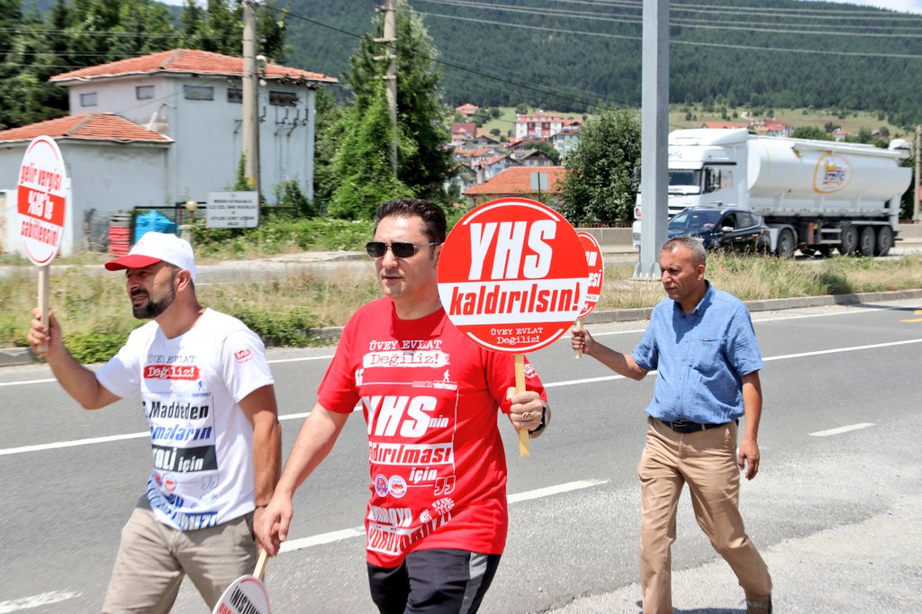 umitdemirel5206's tweet photo. Devlet memurlarının  çeyrek asırdır çözülmeyen sorunlarının çözümü için Yollara Revan olduk.

🚨58 yıllık #yhskaldırılsın 
🚨 #3600ekgösterge  1. Derece gelen kamu çalışanlarına verilmesi, 
🚨#bayramikramiyesi devlet memurlarına verilmesi https://t.co/8Jja7tiQwY