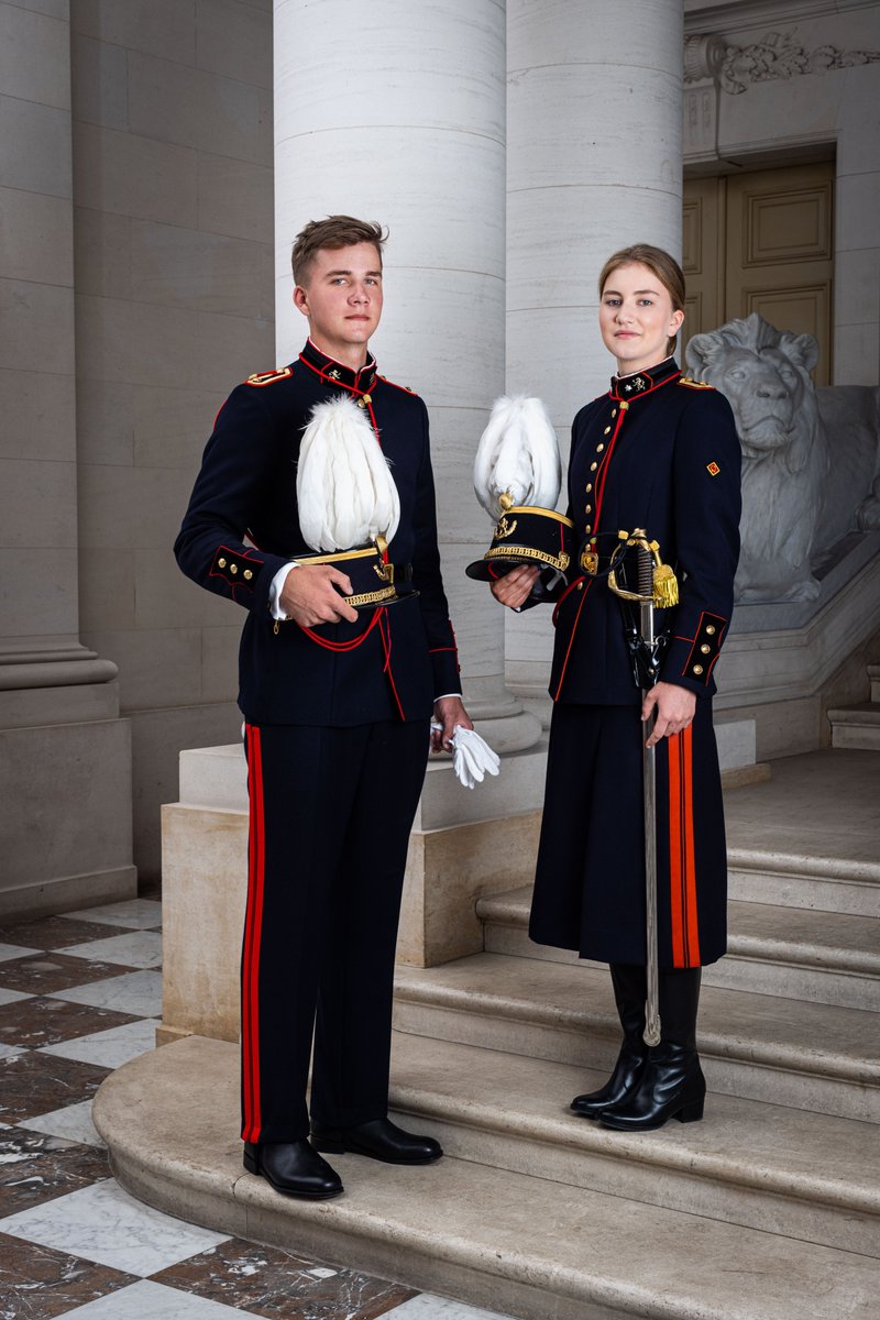 MonarchieBe's tweet photo. 👀 On ne voulait pas vous priver de ces photos ! 
👉 Le Roi, la Princesse Elisabeth et le Prince Gabriel avant le défilé du 21 juillet.
—————
👀 Deze foto’s wilden we jullie niet onthouden! 
👉 De Koning, Prinses Elisabeth en Prins Gabriël vóór het defilé van 21juli. https://t.co/moN61a2nt0
