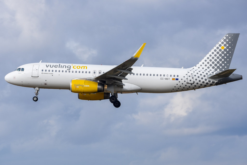 ⚠️@vueling convierte la ruta Barcelona <> Génova de estacional a 'year round', operando con 2 vuelos semanales entre ambas ciudades durante la temporada de invierno.