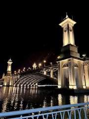 kok_kileydd's tweet photo. It's quiet and there aren't many people. Walking by the lake with the evening breeze is really relaxing. 😊 The night view is so beautiful, The night lights are fully on, It was completely different from the daytime view. 📷 https://t.co/X9fw1Rvflg
