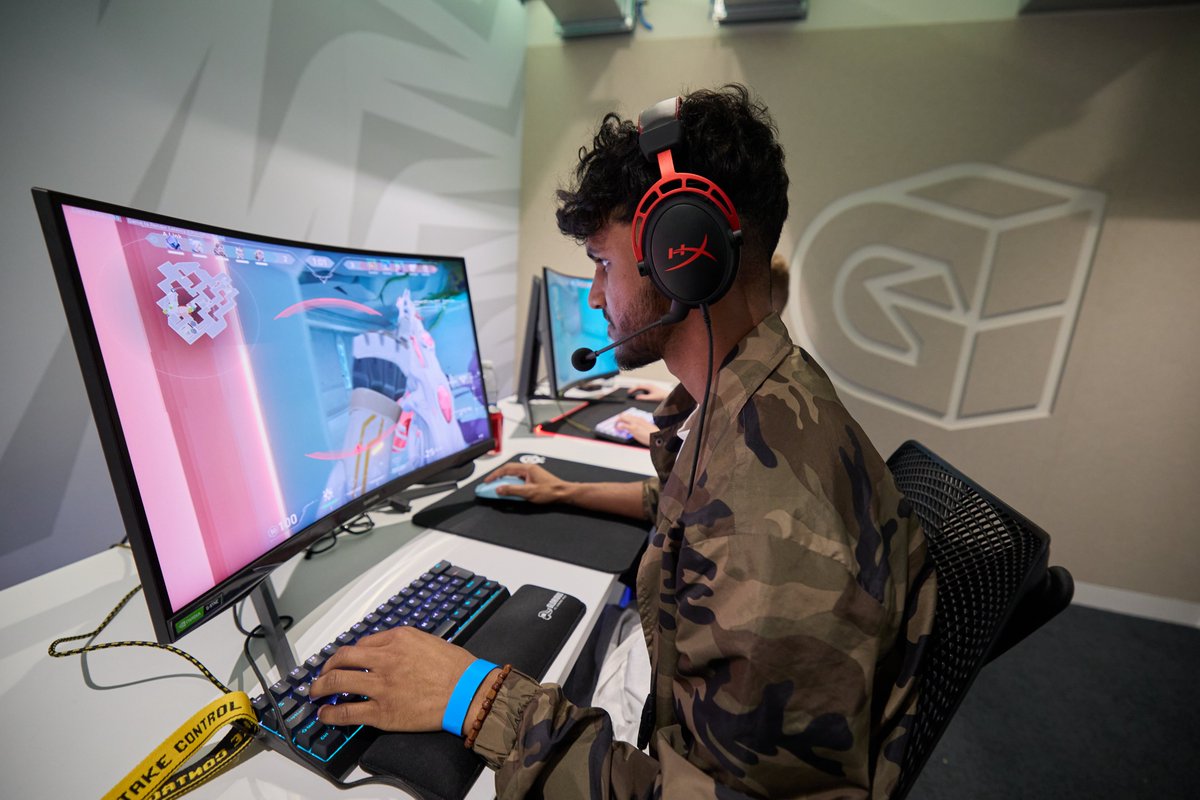 Hope everyone is having a beautiful day!

I'm LFT as a FREE Agent🥷
- Very flexible as a player, broad agent pool.
- Goal &amp; Team-oriented
- Available for partnered APAC teams as a non-import

🔁Retweets &amp; Vouches appreciated ♥️
📧Contact: Russ@proxy.gg / <a href="/InnerFlameGG/">Joe 🇲🇦🇬🇧🇩🇪</a>