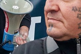 ist heute ein guter Tag, 
um auf dieses Foto hinzuweisen?
Es zeigt einen schniecken jungen Herren, der sich irgendwann in seinem Leben ein "18" auf die Faust und eine "14" ans Kinn hat tätovieren lassen.
Bei einer AfD Demo.
#b0810
flickr.com/photos/matthia…