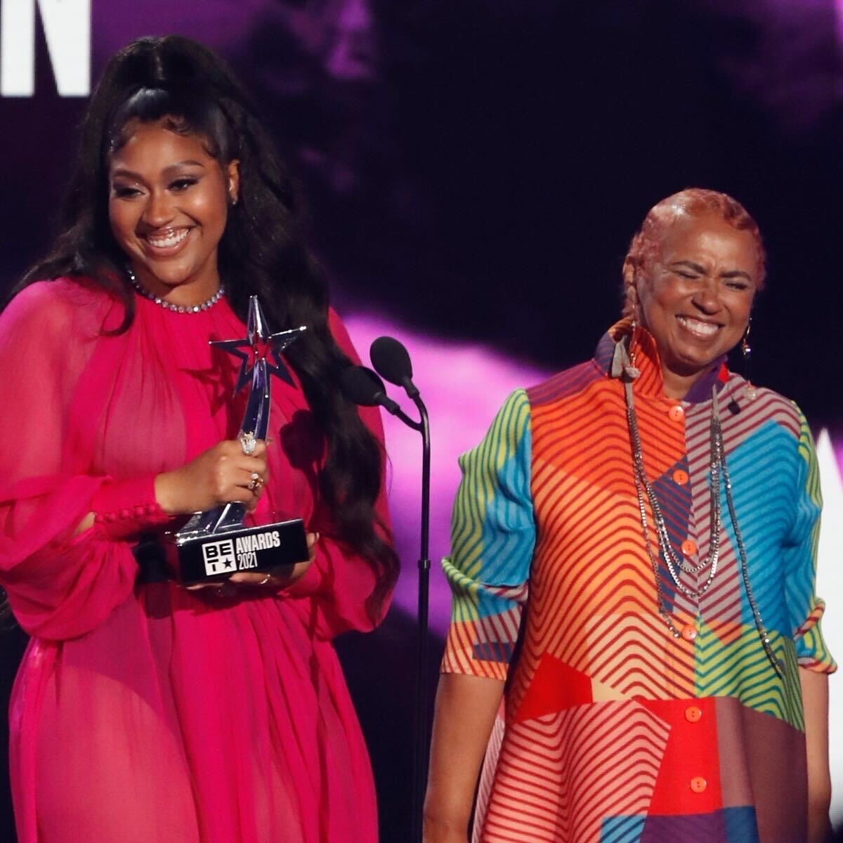 Sending love and healing to Jazmine Sullivan, whose mother, Pam Sullivan, has passed after battling breast cancer. 💔