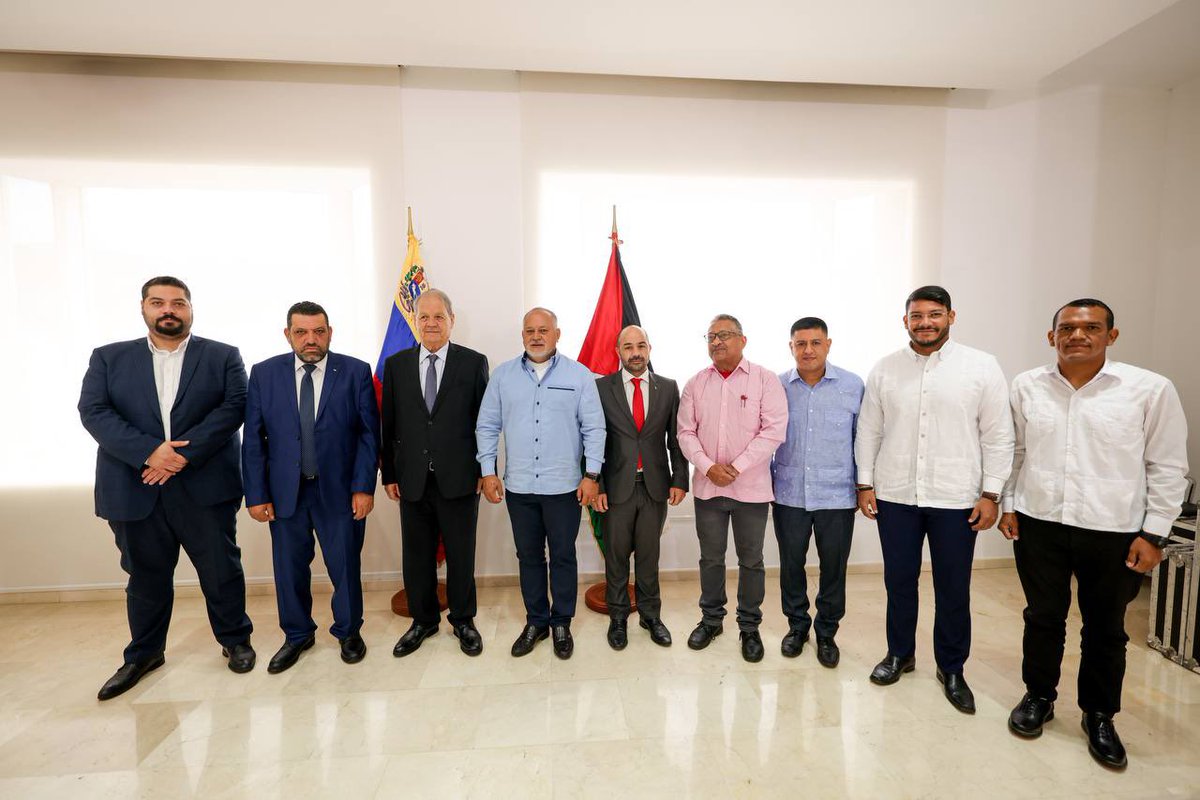 📢🇻🇪🤝🇵🇸 Diosdado Cabello en el encuentro con delegación de alto nivel del Estado de Pelestina: "El presidente Nicolás Maduro siempre ha sido 💯 consecuente con la lucha del pueblo palestino, como lo fue el Comandante Chávez 🤜🤛. Jamás encontrarán algún mensaje tibio sobre este