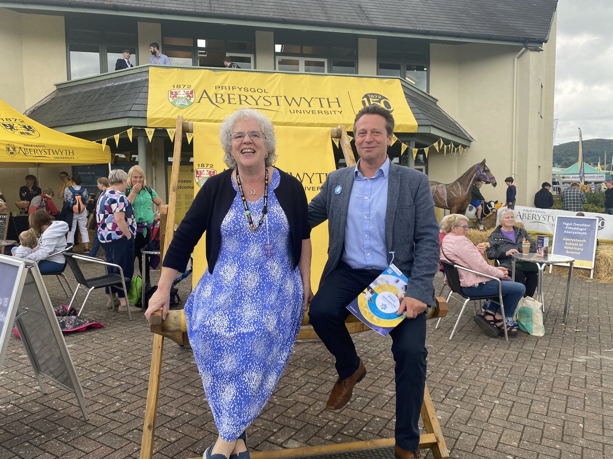 Pleased to meet with @HuddlestonNigel at the @royalwelshshow to discuss Bovine TB in Wales. Click here to see what colleagues at @aberuni have been working on youtu.be/N9GaPG6uc5E. @WelshGovernment @HEFCW @wefowales #EUFundsCymru @CVOCymru @ElizabethTreas2