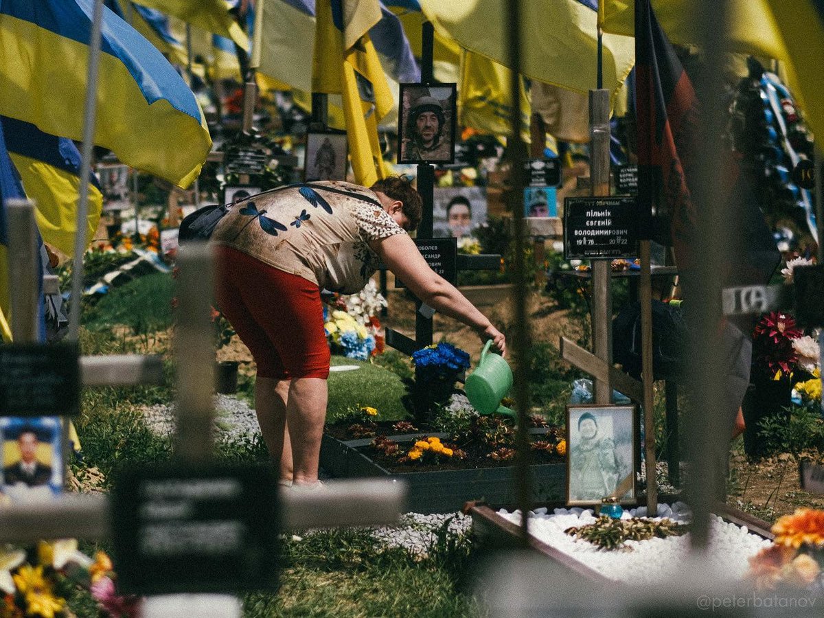 This is Kharkiv military cemetery.
This is every city, town and village in Ukraine.

#NeverForget 
#NeverForgive

📷 Peter Batanov